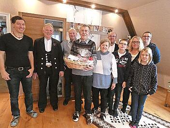 Dem Jubilar Fred Röder (Mitte) gratulierten (von links) Sohn Heiko, Obermeister Günther Stenglein, Manfred Götz, Ehefrau Helga, stellvertretender Obermeister Wilhelm Lauterbach, Enkel Leon, Tochter Karina, Enkelin Lena und Schwiegersohn Björn Tann...
