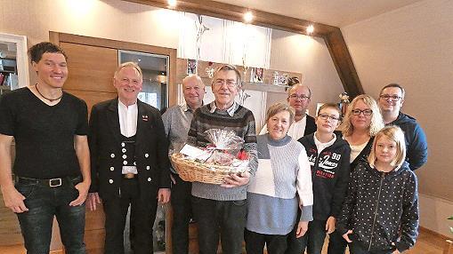 Dem Jubilar Fred Röder (Mitte) gratulierten (von links) Sohn Heiko, Obermeister Günther Stenglein, Manfred Götz, Ehefrau Helga, stellvertretender Obermeister Wilhelm Lauterbach, Enkel Leon, Tochter Karina, Enkelin Lena und Schwiegersohn Björn Tann...