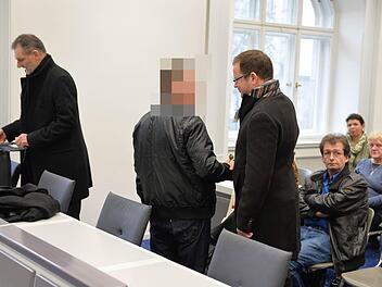 Die Rechtsanwälte Jochen Dotterweich (links) und Sebastian Platzek verteidigen Klaus A. (Mitte). Das Foto entstand am ersten Verhandlungstag vor Prozessbeginn im Bamberger Schwurgerichtssaal.Foto: Ronald Rinklef