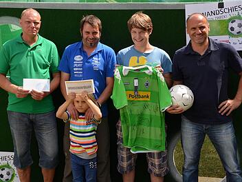Die Sieger beim Torwandschießen auf der Allradmesse 2014 v.li.: Jürgen Schmuke, Julian Kleer mit Vater, Sieger Falk Winkelmann und Ex-Bundesligaspieler Martin Schneider.Fotos: Peter Rauch