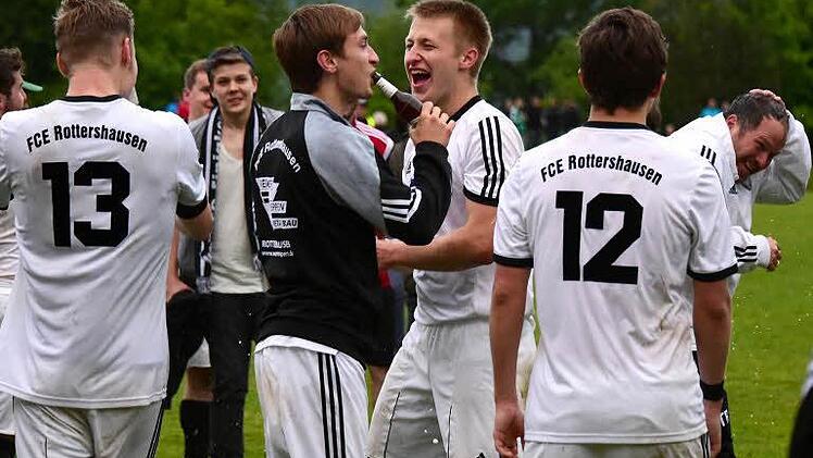 Der FC Rottershausen ist Kreisklassist nach einem dramatischen Sieg im Elfmeterschießen gegen den SV Niederlauer. Foto: Anders