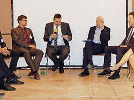 Die Talkrunde beim Dialogforum (von links): Landrat Christian Meißner, Bernhard Butz (verdeckt), Roland Vogel, Thomas Meier, Andreas Grosch, Klaus Lahmer, Norbert Hauck, Lydia Brückner und Thomas Petrak. Foto: AndreasWelz