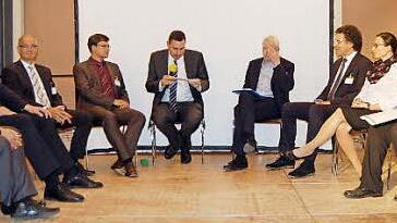 Die Talkrunde beim Dialogforum (von links): Landrat Christian Meißner, Bernhard Butz (verdeckt), Roland Vogel, Thomas Meier, Andreas Grosch, Klaus Lahmer, Norbert Hauck, Lydia Brückner und Thomas Petrak. Foto: AndreasWelz
