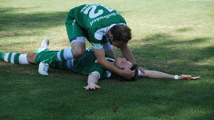 Jubeln künftig getrennt: Simon Snaschel (am Boden, mit Kilian Wenzel) kehrte vom TSV Großbardorf zum TSV Münnerstadt zurück.  Foto: Madrenas