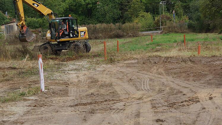 Ein Bagger trägt den Boden ab. Foto: Arkadius Guzy