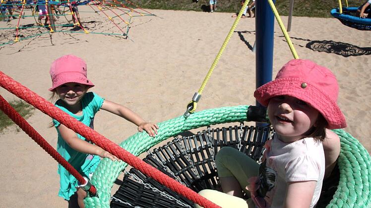 Die Kinder eroberten den Spielplatz in Windeseile. Foto: Richard Sänger