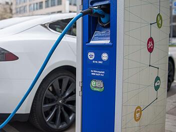 Der Markt Küps möchte eine Ladesäule für Elektroautos errichten.Lino Mirgeler/dpa Bildfunk
