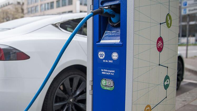 Der Markt Küps möchte eine Ladesäule für Elektroautos errichten.Lino Mirgeler/dpa Bildfunk