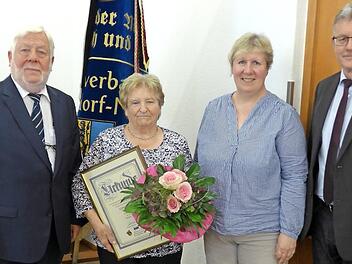 Elfriede Koschwitz (mit Urkunde) wurde zum Ehrenmitglied des Ortsverbandes ernannt, hier mit (von links) Vorsitzendem Hubertus Jacobi, Kreisgesch&auml;ftsf&uuml;hrerin Udia Holschuh und B&uuml;rgermeister Wolfgang M&ouml;hrlein. Foto: privat