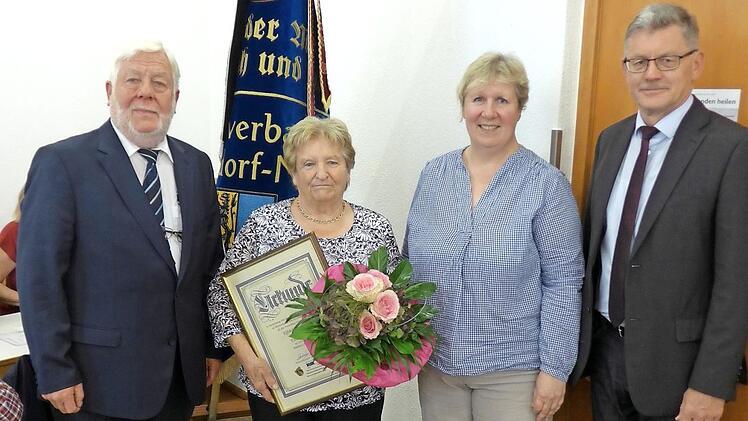 Elfriede Koschwitz (mit Urkunde) wurde zum Ehrenmitglied des Ortsverbandes ernannt, hier mit (von links) Vorsitzendem Hubertus Jacobi, Kreisgesch&auml;ftsf&uuml;hrerin Udia Holschuh und B&uuml;rgermeister Wolfgang M&ouml;hrlein. Foto: privat