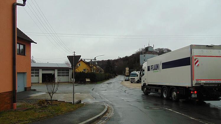 In der Kreisstraße in Hiltpoltstein sollte ein Gehweg gebaut werden. Links hinten ist die Agrarhandlung Merkel, dort verkehren viele Lkw und landwirtschaftliche Maschinen. Ganz links das Mehrzweckhaus. Rechts gegenüber ist die Einmündung zur Schulstraße. Foto: Petra Malbrich