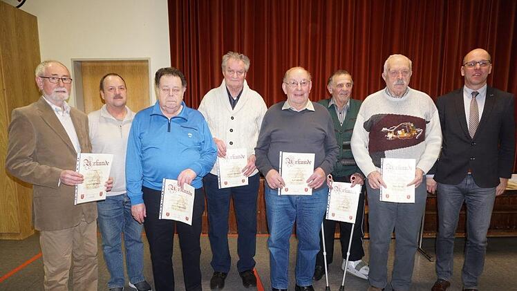 Zahlreiche Ehrungen gab es bei der Feuerwehr Oberbach (von links):  Gerwin Kellermann, Albrecht Hüther, Horst Hergenröther, Günther Schumacher, Karl Schreiner, Kurt Rüttiger, Kuno Rüttiger und Bürgermeister Gerd Kleinhenz. Foto: Marion Eckert