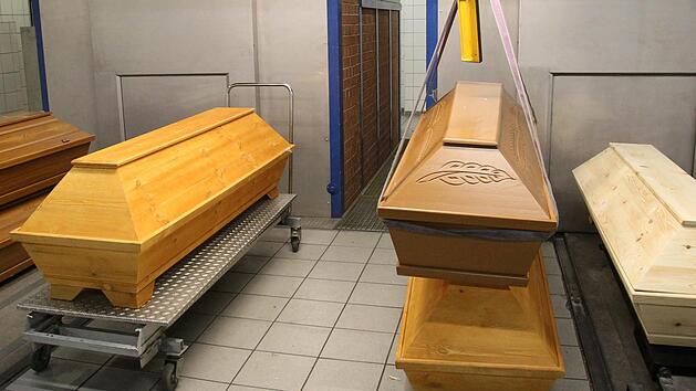 Bestatter bekommen die Grippewelle zu sp&uuml;ren: So ist etwa das Krematorium Mei&szlig;en derzeit an der Belastungsgrenze. Die Mitarbeiter schieben Extraschichten. Foto: Bernd W&uuml;stneck/dpa