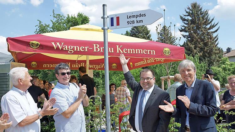 Bei der Eröffnung des Stadtparks und im Beisein der beiden Bürgermeister wird der Wegweiser enthüllt. Foto: Johannes Michel