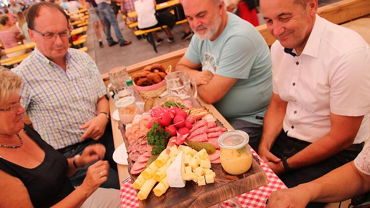 Die Brotzeitplatte für den ganzen Tisch kommt gut an bei den Stadelbesuchern.Foto: Stefanie Gleixner