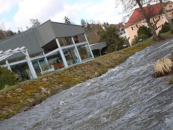 Aktuell ist die Sinn gut gefüllt: Um gegen Extremwetterlagen gewappnet zu sein, schließt die Stadt eine Zusatzversicherung ab. Foto: Ulrike Müller
