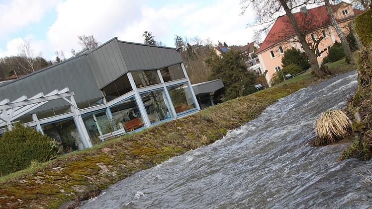 Aktuell ist die Sinn gut gefüllt: Um gegen Extremwetterlagen gewappnet zu sein, schließt die Stadt eine Zusatzversicherung ab. Foto: Ulrike Müller