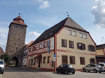 Der Leerstand im ehemaligen Hotelgasthof Alte Schranne in Höchstadt hat ein Ende. Die Stadt hat das Gebäude gekauft. Ein Nutzungskonzept kristallisiert sich heraus. Ein Pächter für die Wirtsstube steht schon fest. Foto: Christian Bauriedel