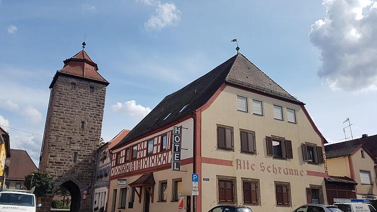 Der Leerstand im ehemaligen Hotelgasthof Alte Schranne in Höchstadt hat ein Ende. Die Stadt hat das Gebäude gekauft. Ein Nutzungskonzept kristallisiert sich heraus. Ein Pächter für die Wirtsstube steht schon fest. Foto: Christian Bauriedel