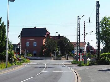 Der Bahnübergang Jurastraße in Altendorf wird im Zuge des viergleisigen Bahnausbaus zur Pkw-tauglichen Unterführung umgebaut - ein zentrales Anliegen der Gemeinde Altendorf ist nun Teil der Planunterlagen. Foto: Andrea Spörlein