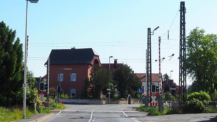 Der Bahnübergang Jurastraße in Altendorf wird im Zuge des viergleisigen Bahnausbaus zur Pkw-tauglichen Unterführung umgebaut - ein zentrales Anliegen der Gemeinde Altendorf ist nun Teil der Planunterlagen. Foto: Andrea Spörlein