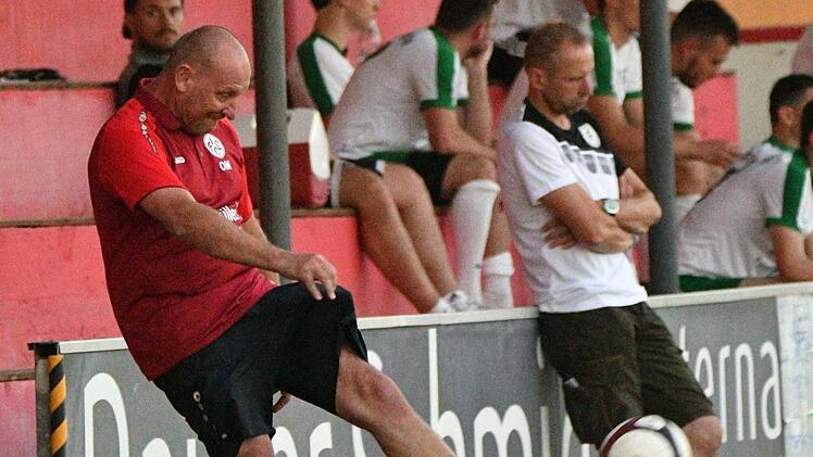 Kick it like Müller: Der Lichtenfelser Landesliga-Trainer zieht durch und befördert das Spielgerät zurück auf den Rasen. Gunther Czepera