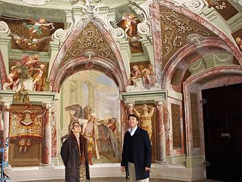 Antoinette Fehlinger und Bürgermeister Gerd Dallner freuen sich schon auf die erste Eheschließung in der prächtigen Sattelkammer von Schloss Weissenstein.    Foto: Evi Seeger