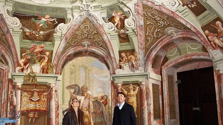 Antoinette Fehlinger und Bürgermeister Gerd Dallner freuen sich schon auf die erste Eheschließung in der prächtigen Sattelkammer von Schloss Weissenstein.    Foto: Evi Seeger