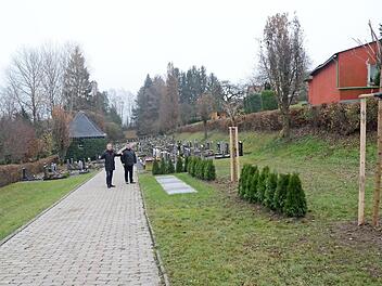 Bürgermeister Rainer Detsch (links) und Bauamtsleiter Dirk Raupach zeigen sich sehr zufrieden mit der Schaffung weiterer Bestattungsmöglichkeiten im Friedhof Burggrub. Neben den immergrünen Zypressen wird eine Akazien- Allee den Eingangsbereich zieren. Foto: K.- H. Hofmann