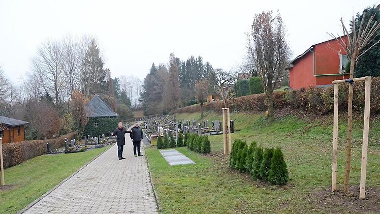 Bürgermeister Rainer Detsch (links) und Bauamtsleiter Dirk Raupach zeigen sich sehr zufrieden mit der Schaffung weiterer Bestattungsmöglichkeiten im Friedhof Burggrub. Neben den immergrünen Zypressen wird eine Akazien- Allee den Eingangsbereich zieren. Foto: K.- H. Hofmann