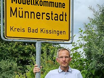 Zu einer Modellkommune will Klimaschutzmanager Stefan Richter Münnerstadt machen. Weil es noch nicht ganz so weit ist, hat er am Computer ein wenig nachgeholfen. Fotomontage: Nicolas Zenzen