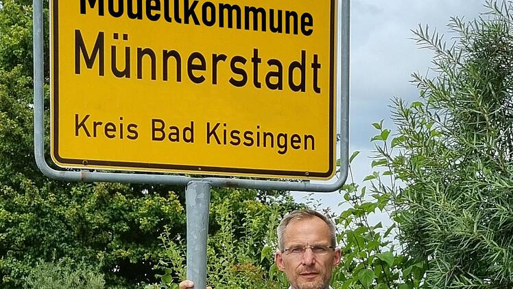 Zu einer Modellkommune will Klimaschutzmanager Stefan Richter Münnerstadt machen. Weil es noch nicht ganz so weit ist, hat er am Computer ein wenig nachgeholfen. Fotomontage: Nicolas Zenzen