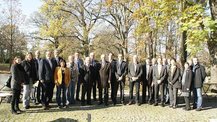 Als erstes landkreisweites LEADER-Projekt wurde gestern in Oberschwappach das Projekt "Laufparadies Haßberge, Maintal, Steigerwald - Laufend zu besonderen Orten" gestartet. Landrat, Bürgermeisterinnen und Bürgermeister, Leader-Manager und Sponsoren trafen sich bei herrlichem Herbstwetter, um auf das Gemeinschaftswerk anzustoßen.  Foto: Sabine Weinbeer