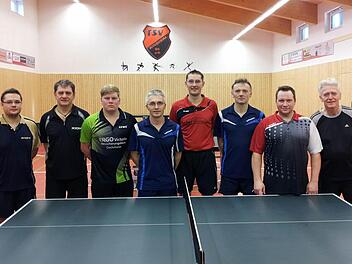 Gewinner in der A-Klasse wurde Matthias Trebes (Fünfter von links); in der B-Klasse siegte Harald Wich (Vierter von links). Mit im Bild (von links) Michael Neubauer, Hans Martin, David Greser, Werner Buckreus, Armin Raab und Günter Scheiblich.  Fotos: Hans Franz