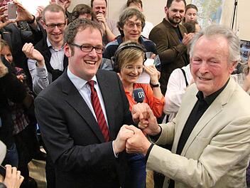Florian Janik (l.) ist deutlicher Wahlsieger der SPD und künftiger OB in Erlangen. Der ehemalige OB Dietmar Hahlweg gratuliert dem 34-Jährigen im Erlanger Rathaus zum Sieg gegen Siegfried Balleis von der CSU. Foto: Christian Bauriedel
