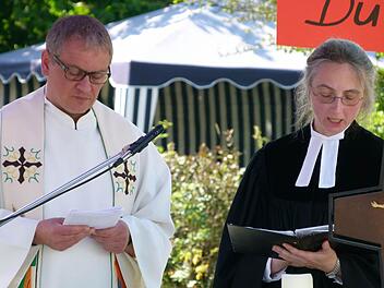 Pfarrer Florian Judmann und Pfarrerin Daniele Roth leiteten die Festandacht. Foto: Helmut Raab