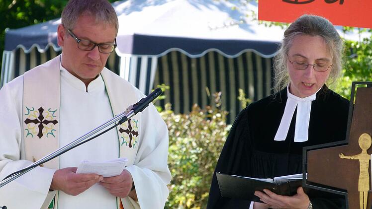 Pfarrer Florian Judmann und Pfarrerin Daniele Roth leiteten die Festandacht. Foto: Helmut Raab