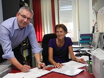 Bernd Drummer im Sekretariat mit Margit Hoch. Foto: Galster