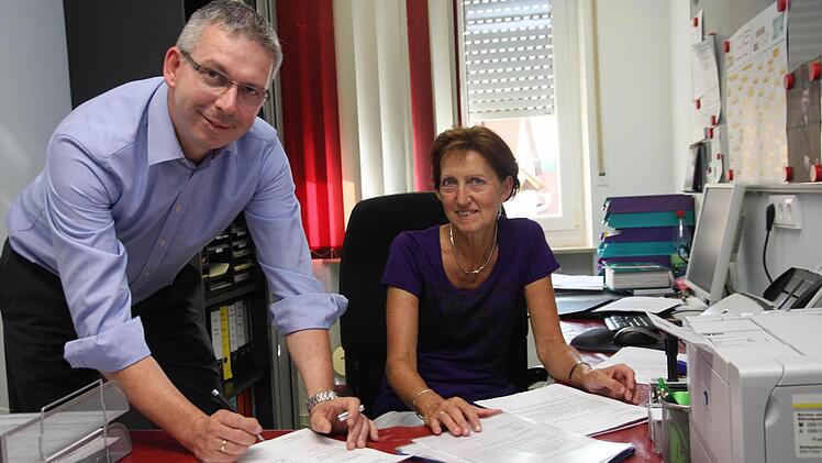 Bernd Drummer im Sekretariat mit Margit Hoch. Foto: Galster