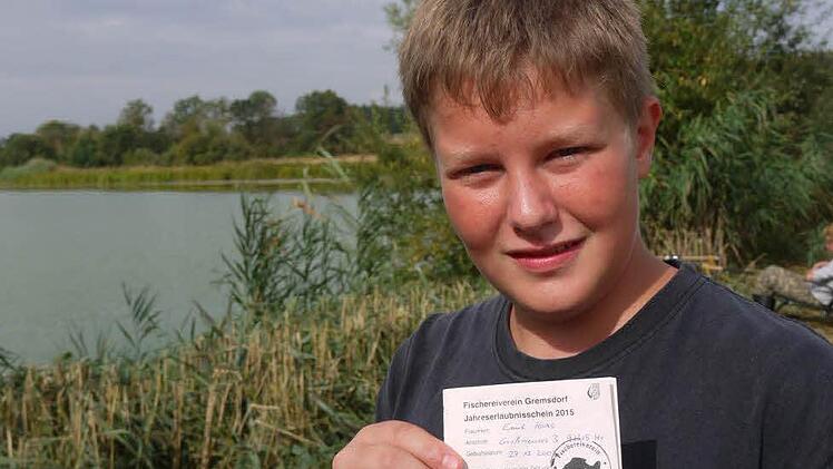 Emil zeigt stolz seine Fischereikarte als Jungfischer. Foto: Pauline Lindner