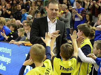Bayreuths Trainer Michael Koch nimmt nach dem Sieg gegen Oldenburg die Glückwünsche junger Fans entgegen. Auch heute wieder?  Foto: Mularczyk