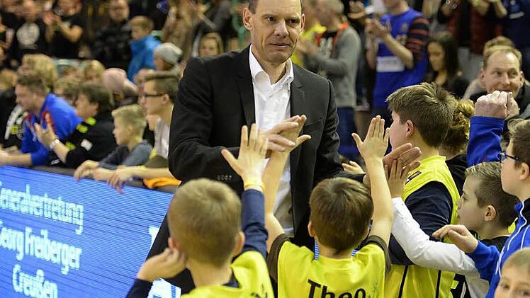 Bayreuths Trainer Michael Koch nimmt nach dem Sieg gegen Oldenburg die Glückwünsche junger Fans entgegen. Auch heute wieder?  Foto: Mularczyk