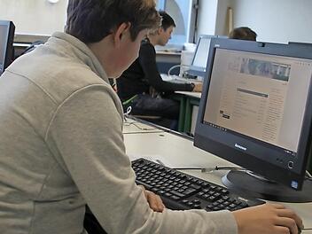 Die Schüler der Viktor-von-Scheffel-Realschule haben an den Computern nur auf sichere Internetseiten Zugriff. Fotos: Sarah Stieranka