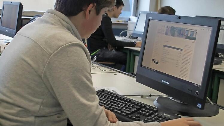 Die Schüler der Viktor-von-Scheffel-Realschule haben an den Computern nur auf sichere Internetseiten Zugriff. Fotos: Sarah Stieranka