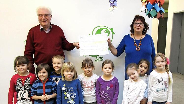 Erich Schie&szlig;er, Vorsitzender des Obst- und Gartenbauvereins, &uuml;bergibt an die Leiterin des Kindergartens, Renate Kr&ouml;ckel, den Scheck. Dar&uuml;ber freut sich auch die "Maxi-Gruppe". Foto: Doris Bauer