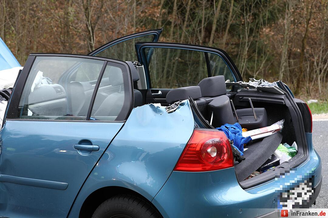 Golf kollidiert mit Traktor: 49-Jährige schwer verletzt