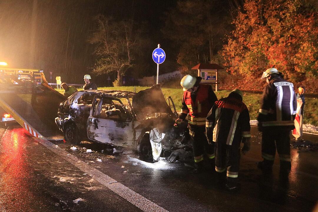 Kreis Kulmbach: Fahrzeug brennt bei Mainleus nach Frontalzusammenstoß komplett aus