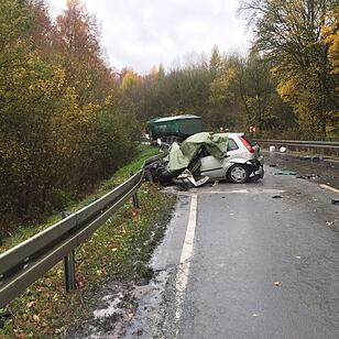 Helmstadt: Auto schleudert in Lastwagen - Fahrerin stirbt
