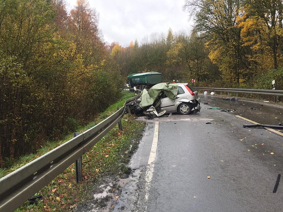 Helmstadt: Auto schleudert in Lastwagen - Fahrerin stirbt