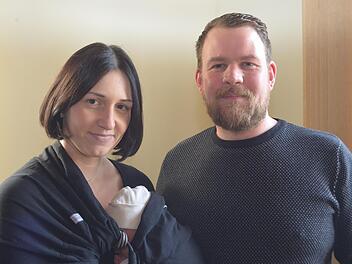 Die stolzen Eltern Dana Boer und Sebastian Greubel mit der am 11. Januar 2018 geborenen Neubürgerin Ida Boer. Andreas Lomb